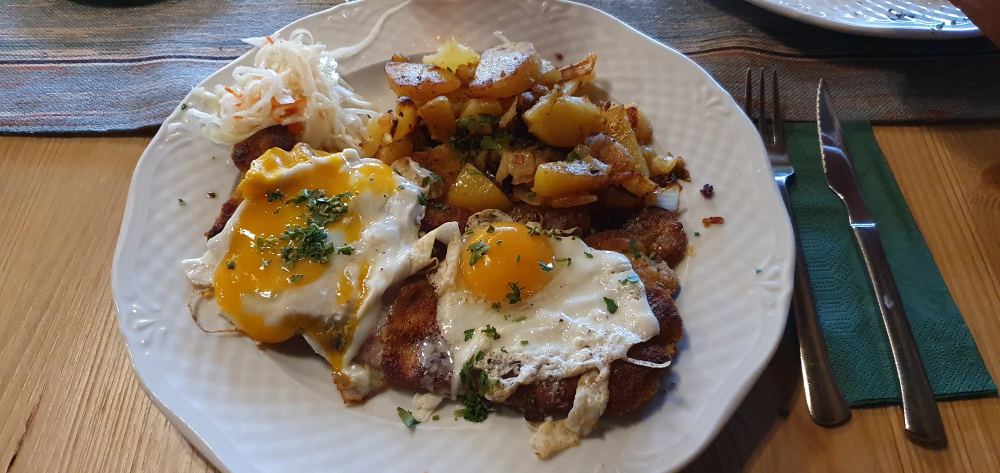 Schnitzel mit Spiegelei